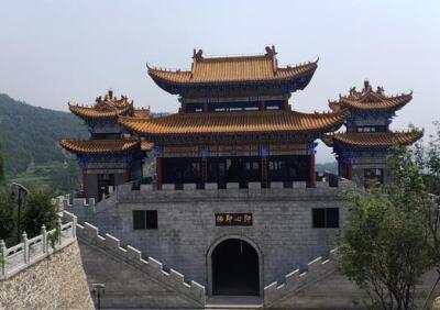 位于济南长清张夏镇通明山上的义净寺，是唐朝义净大师的祖庭。