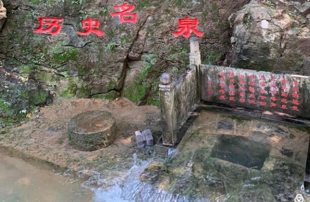 响呼噜泉是玉河泉群的主泉，位于历城区彩石镇玉河泉。