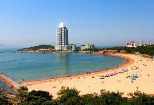 青岛第一海水浴场位于汇泉湾畔，拥有长580米，宽40余米的沙滩，曾是亚洲**的海水浴场。