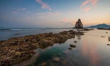 石老人海水浴场位于崂山区海尔路南端，是青岛市区**的海水浴场之一。