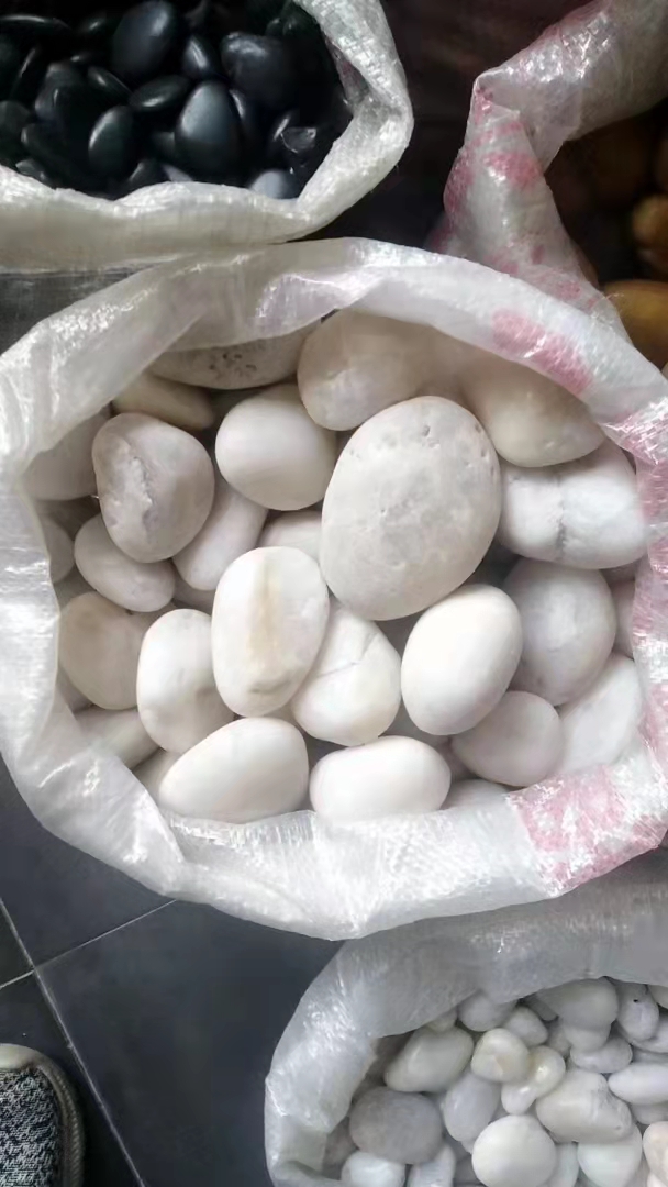 甘肃庆阳庭院铺面白石子厂家 平凉白色抛光石头鹅卵石雨花石批发 天水白色砾石黑色鹅卵石销售价格