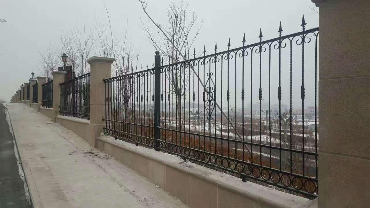 新疆乌鲁木齐乌鲁木齐静电喷涂护栏，铁艺护栏，道路隔离栏工厂