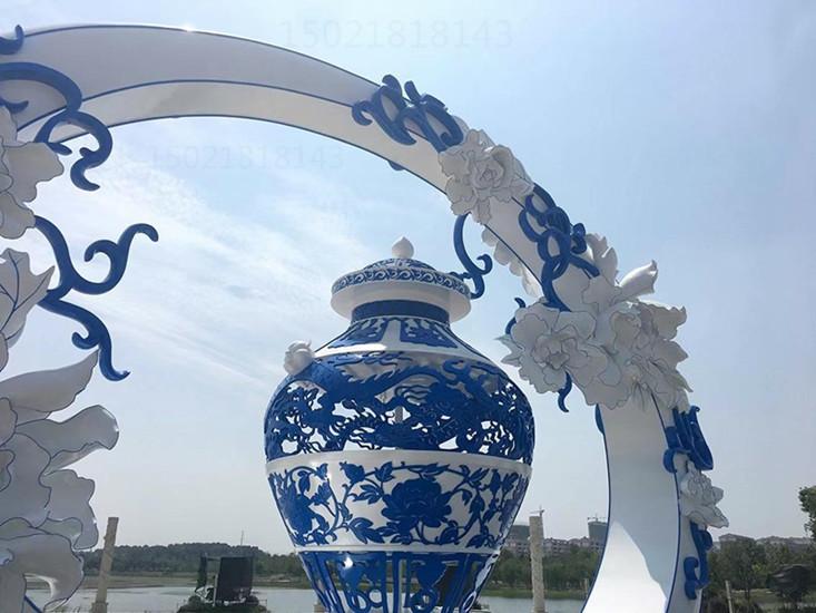 威海城市规划景观 不锈钢青花瓷瓶雕塑 彩绘云朵定制