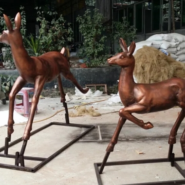 茂名玻璃钢动物小鹿雕塑 广场公园玻璃钢雕塑小品