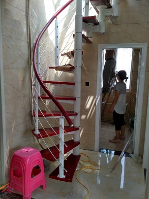 胶木PVC圆形扶手拉丝护栏实木踏板楼梯制作设计安装价格驻马店旋转楼梯钢木
