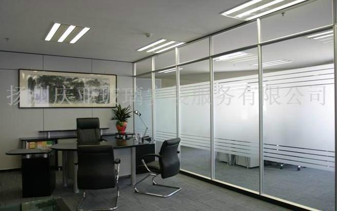 供应扬州磨砂玻璃隔断、办公室钢化玻璃隔断定做13773525800