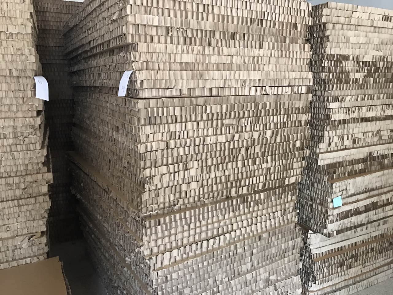 长期生产蜂窝纸板高强度4层牛卡纸蜂窝纸板批发价