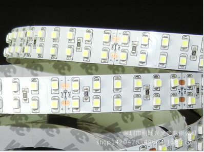 2835 超高亮了的灯带灯条 超高亮LED灯带灯条采用进口芯片封装工艺，亮度高，寿命长等特点