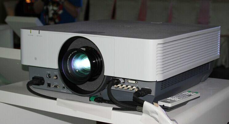 供应可以换镜头的投影机VPL-F700X