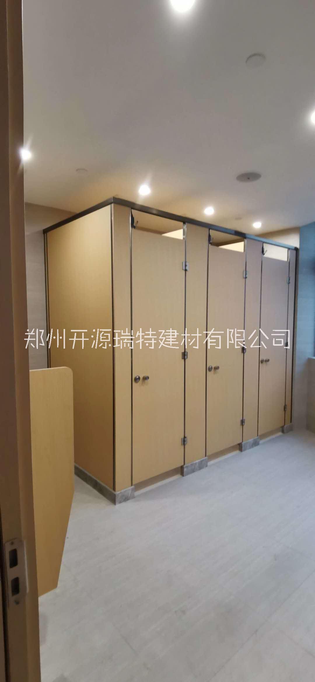 河南公共卫生间隔断多重优惠 郑州开源卫生间隔断 公共厕所隔断