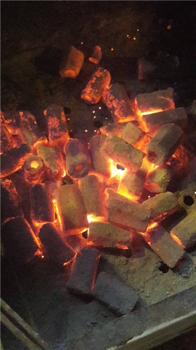 木炭烧烤炉、蓝色火焰、木炭
